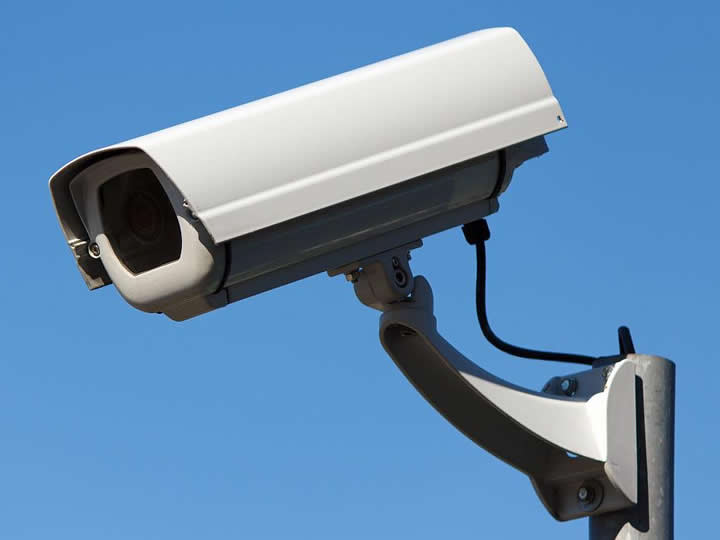 潮评丨1人控制18万个摄像头，谁是被围观的“楚门”？